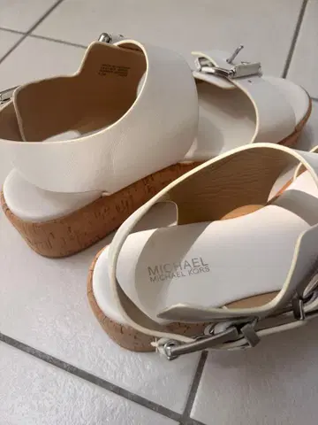 MICHAEL MICHAEL KORS 화이트 샌들