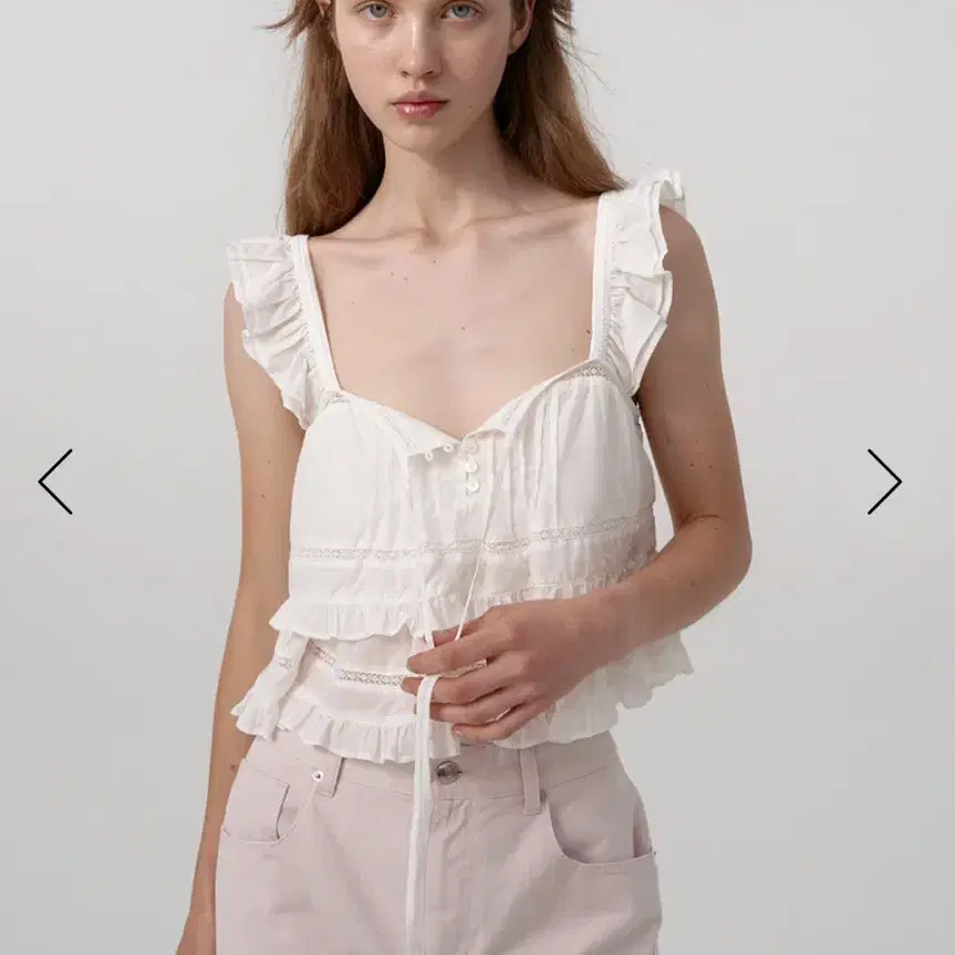더바넷 Velora Frill Wing Sleeveless Blouse