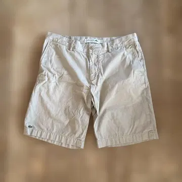 LACOSTE 클래식 핏 숏팬츠 베이지