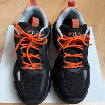 유리 FILA 콜라보 스니커즈 블랙 오렌지