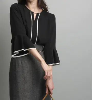 저스길리티 배색 플레어 슬리브 블라우스 드레이프감