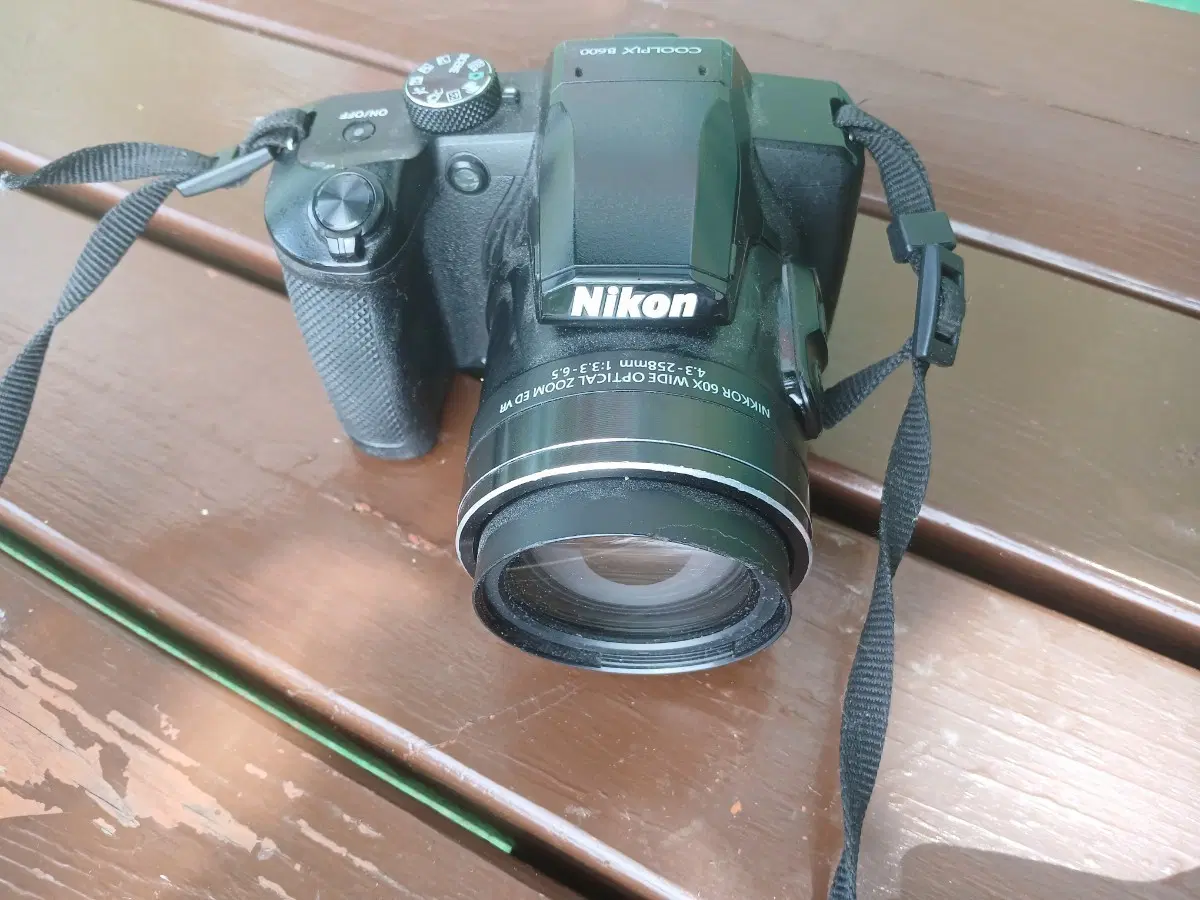 니콘 쿨픽스 B600 카메라