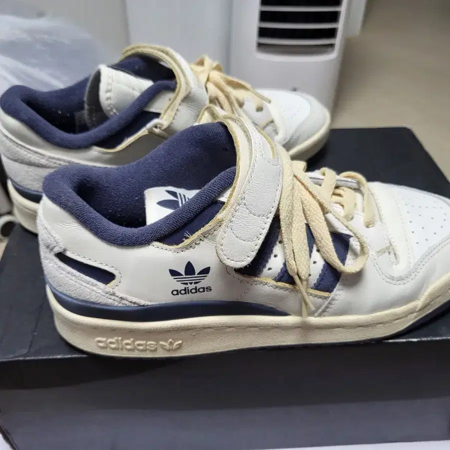 아디다스 포럼 로우 흰색 네이비 240mm 상태매우좋음
