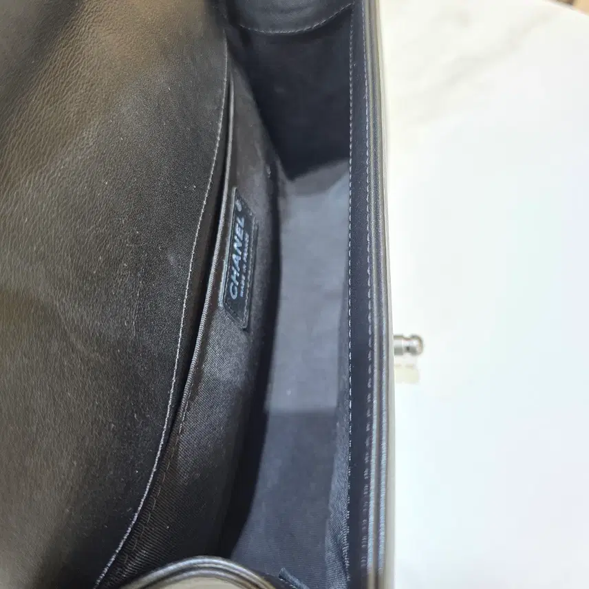 샤넬 보이 쉐브론 카프스킨 루테늄 메탈 미디엄 플랩백 A67086 사진 7