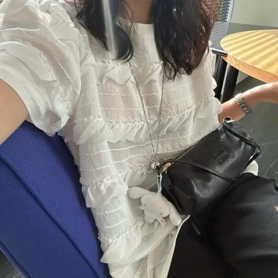 러브코드유 프릴 블라우스