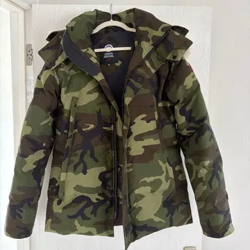 CANADA GOOSE 다운 자켓 카모플라쥬 패턴 M 사이즈 새상품급