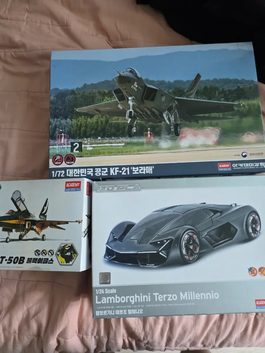 전투기와 람보르기니 프라모델