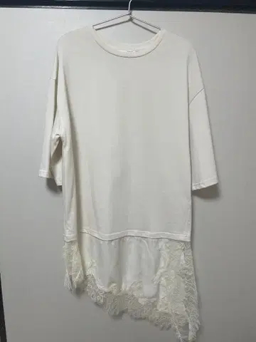 ZARA 밑단 레이스 절개 비대칭 반팔 T셔츠 화이트
