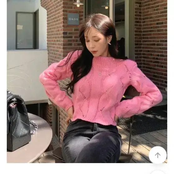 분홍색 케이블 니트 스웨터