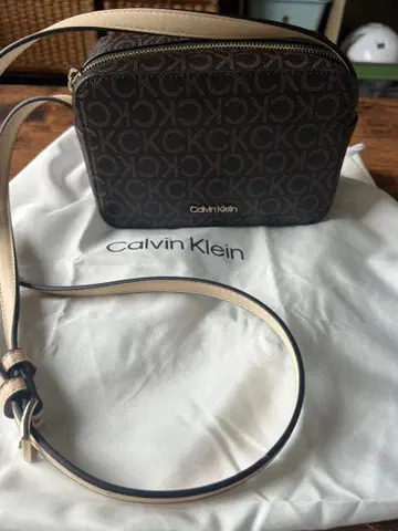 Calvin Klein 모노그램 숄더백