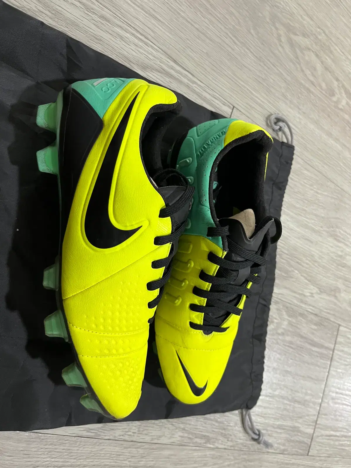 최상급 나이키 CTR360 마에스트리3 HG [250] 축구화