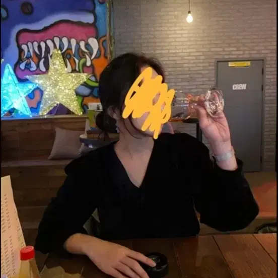 블랙 벨벳 소재의 퍼프 블라우스