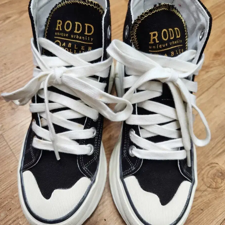 RODD 스니커즈 블랙 화이트