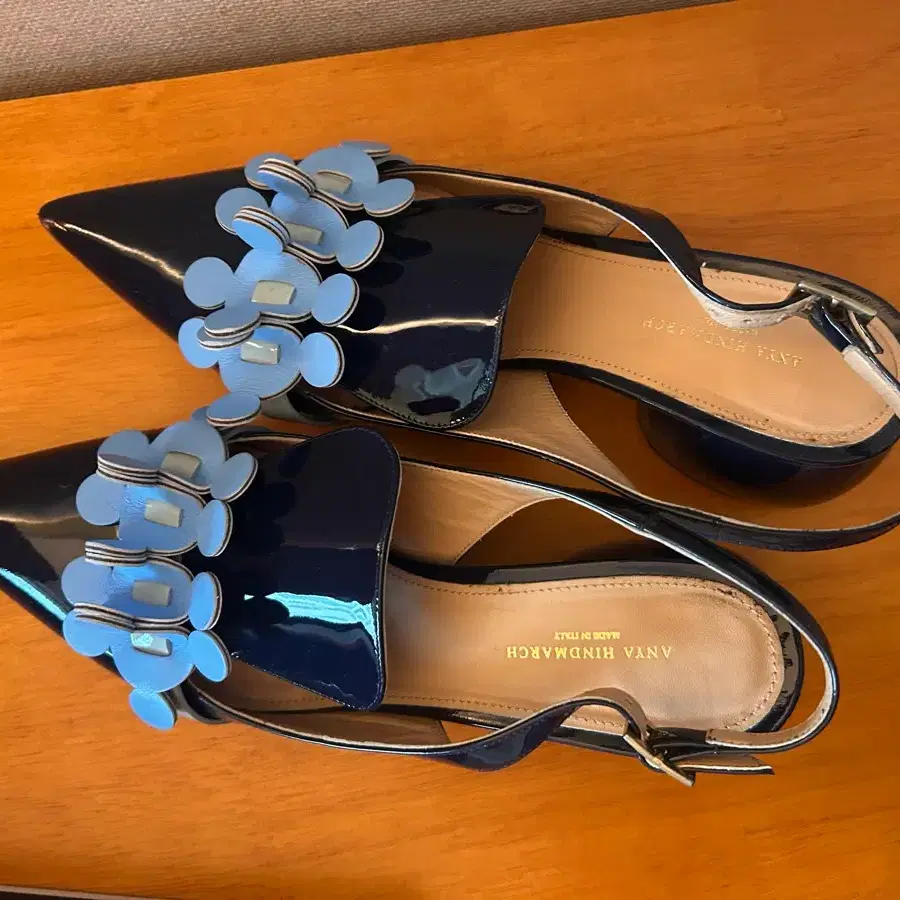 ANNA HINDMARCH 네이비 플라워 뮬 250