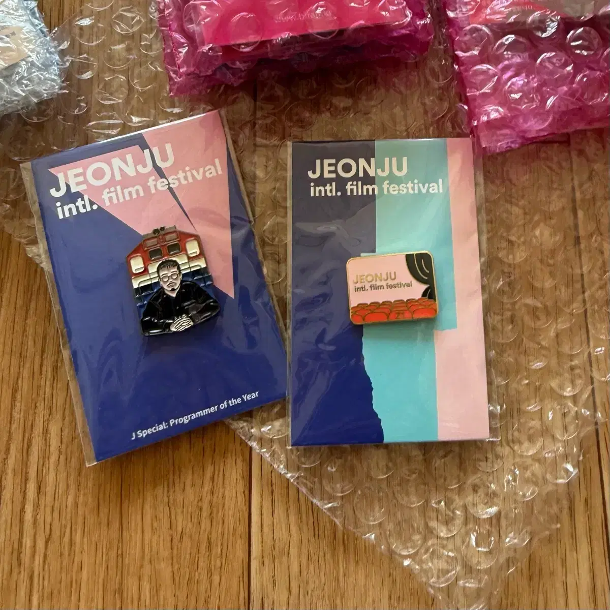 연상호 감독 뱃지 전주국제영화제 영화 굿즈 반도 다르덴 형제