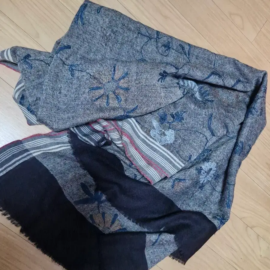 체크 플라워 패턴 머플러