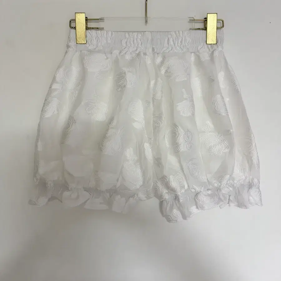 새상품 여자 플라워 밑단 프릴 쉬폰 반바지 (아이보리)