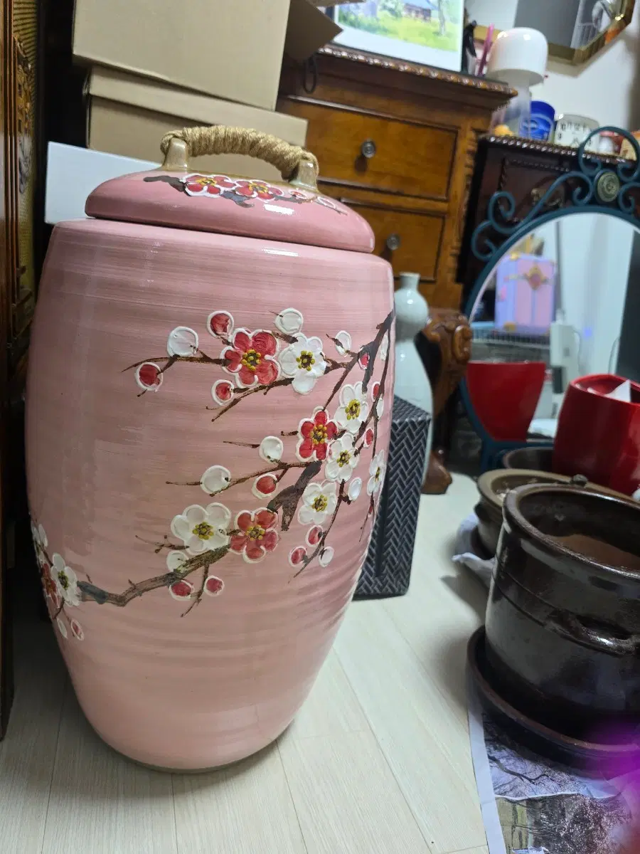 여주에서. 산. 도자기 단지 핑크