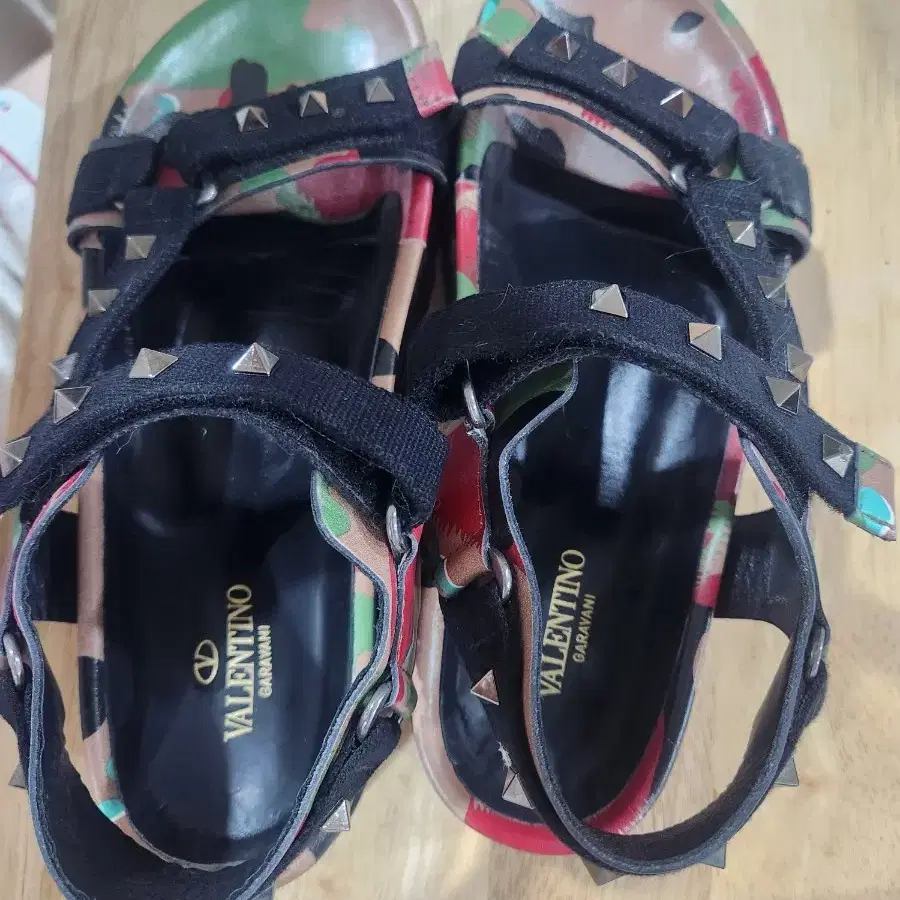 발렌티노 카모 락스터드 샌들 250 255 260