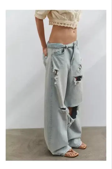 완판템 ZARA TRF 데미지 가공 배기 미드 라이즈 데님 팬츠 32