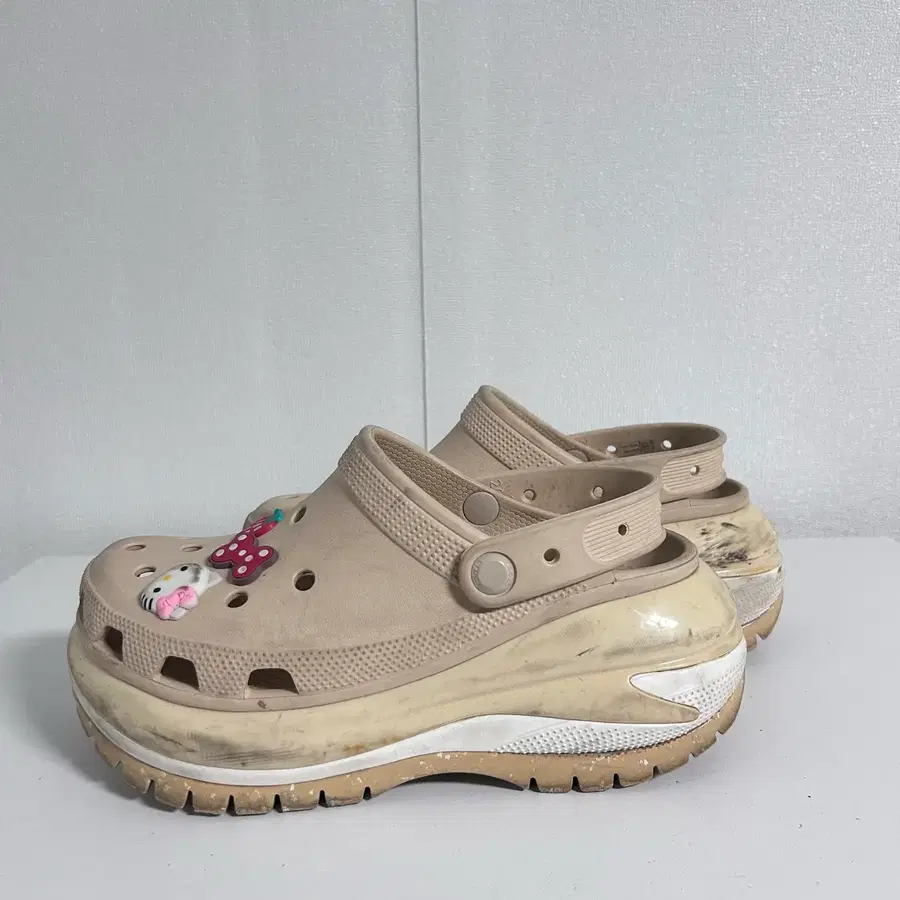 크록스 클래식 메가 클로그(250)