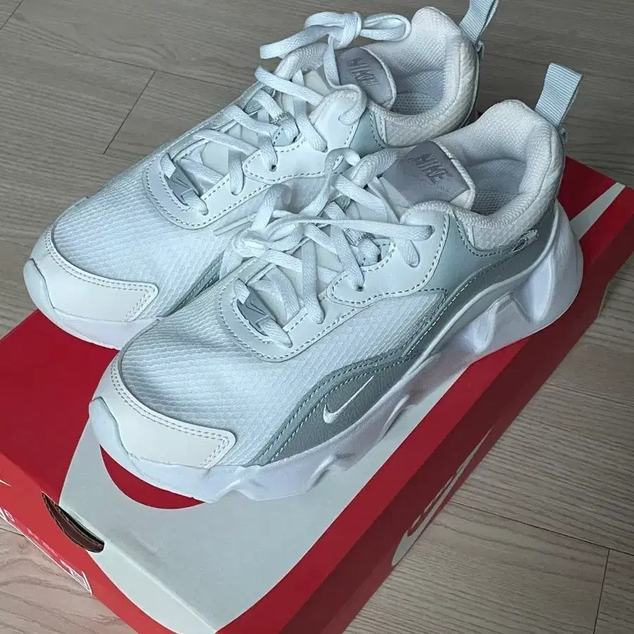 나이키 라이즈365 실버 화이트 230