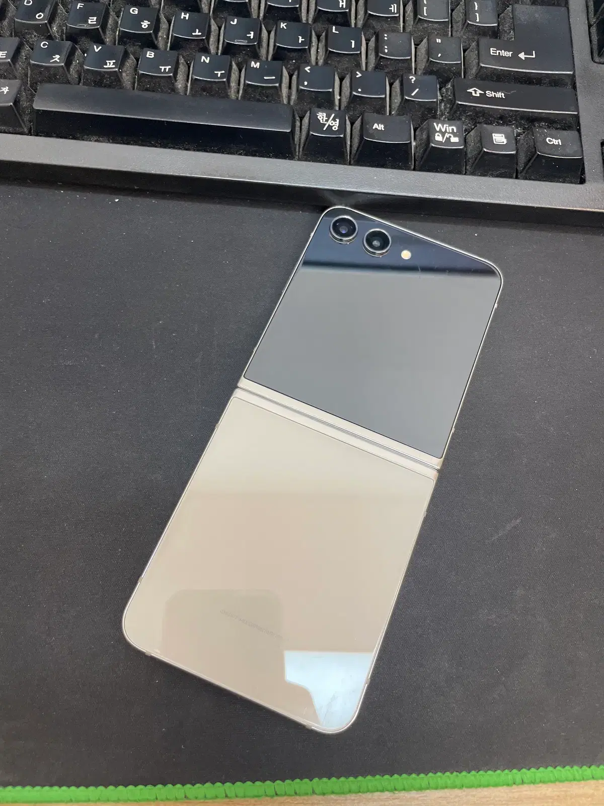 갤럭시Z플립5 크림 256GB 무잔상 상태좋은 중고39만5천팝니다