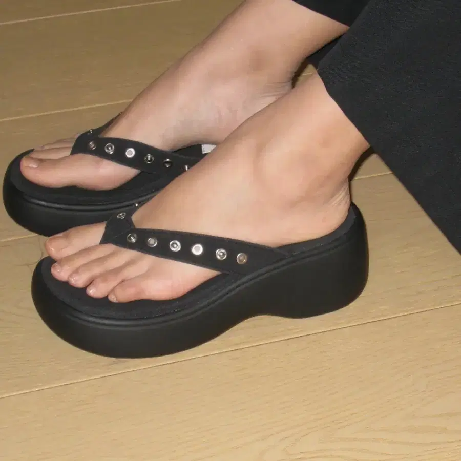 바이아덜스 쪼리 Luvie Grommet Flip flop