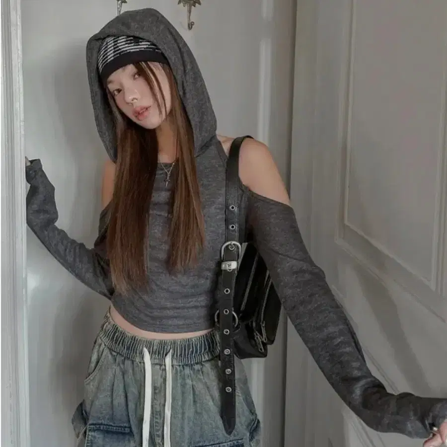 컷아웃 후드 홀터넥 크롭 티셔츠