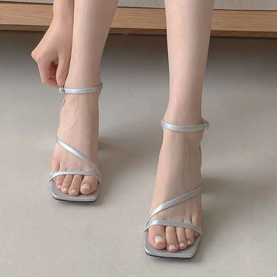 꼼지락 실버 스트랩 사선 샌들힐