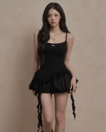 khakipoint 블랙 프릴 헴 슬리브리스 미니 원피스