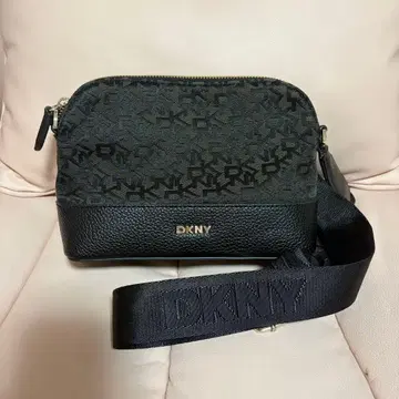 DKNY 다나카란뉴욕 모노그램 숄더백 블랙