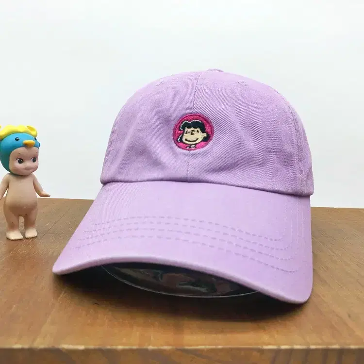 원더플레이스 피너츠 루시 자수 캐릭터 볼캡 라이트 퍼플