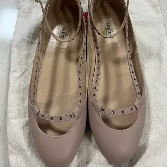 발렌티노 락스터드 플랫슈즈 베이지