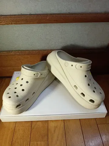 인기 정품 Crocs 정가 12100엔 통굽 클래식 플랫폼 샌들