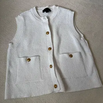 ZARA 골드 버튼 화이트 니트 베스트