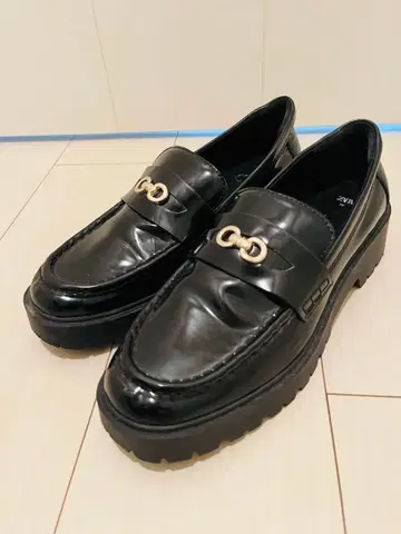ZARA 메탈 디테일 로퍼 블랙
