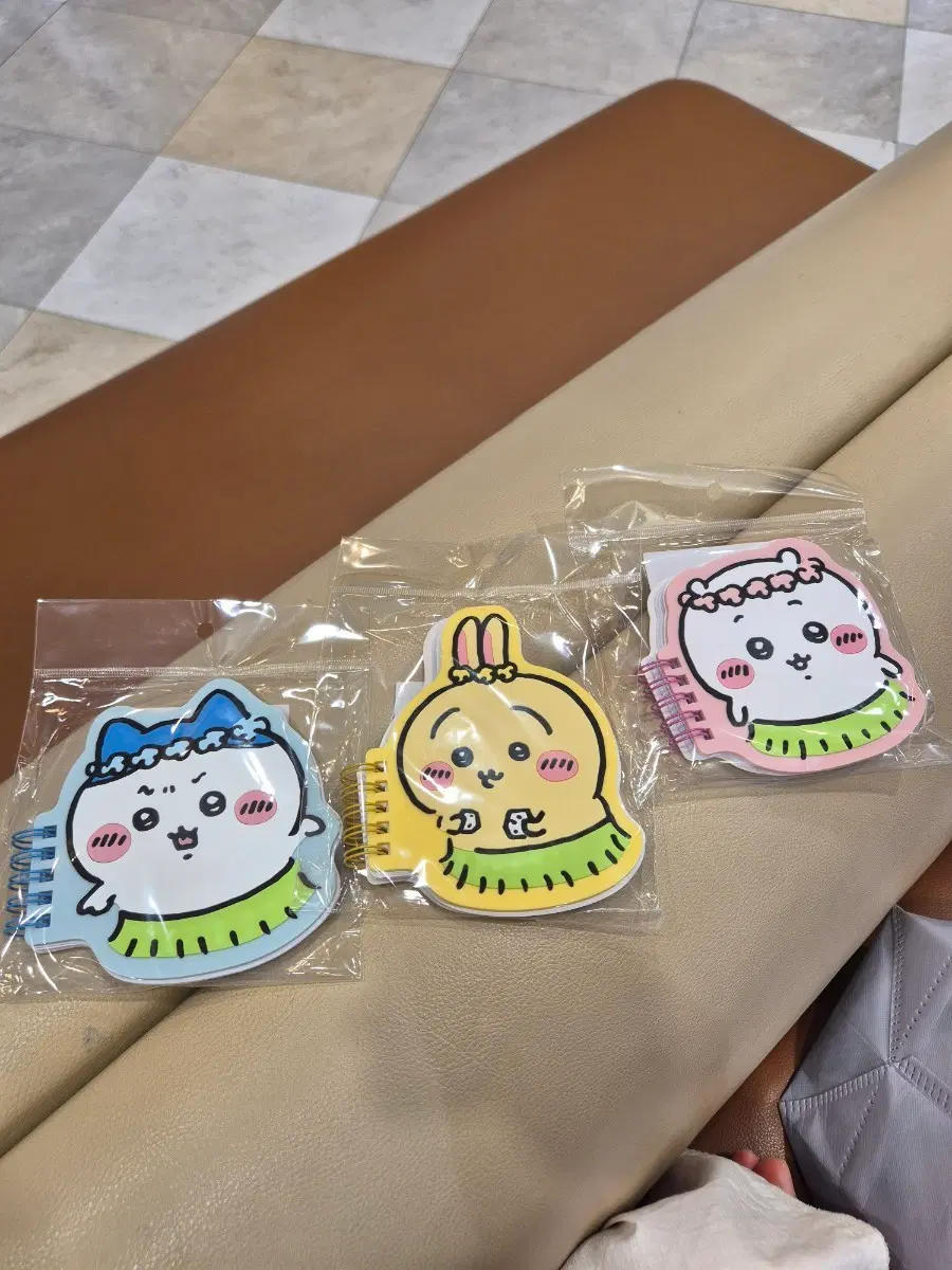 치이카와 인어의섬 노트 우사기 하치와레 맨 앞장 고무?재질이라 더 귀여움