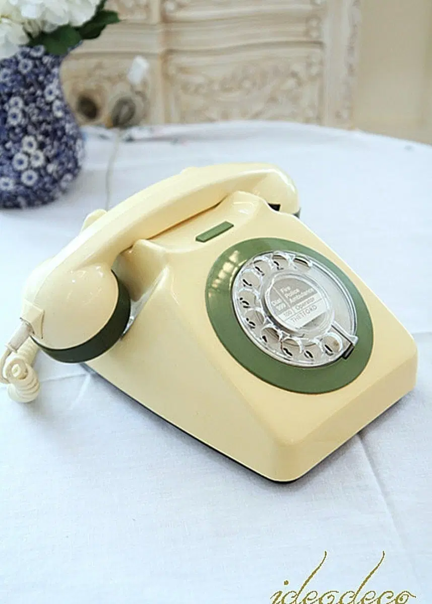 빈티지 1970년대 연노랑과 그린포인트의 다이얼 전화기
