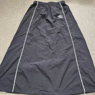 UMBRO 프릭스스토어 나일론 롱 스커트 블랙