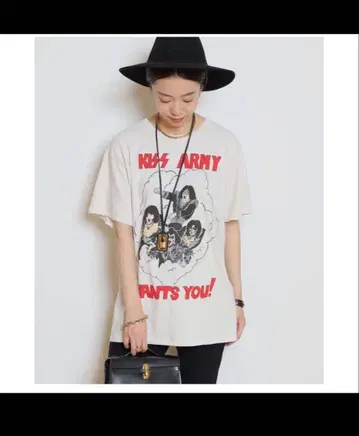 [ MADE WORN/메이드 워 ] The Kiss S/S 티셔츠