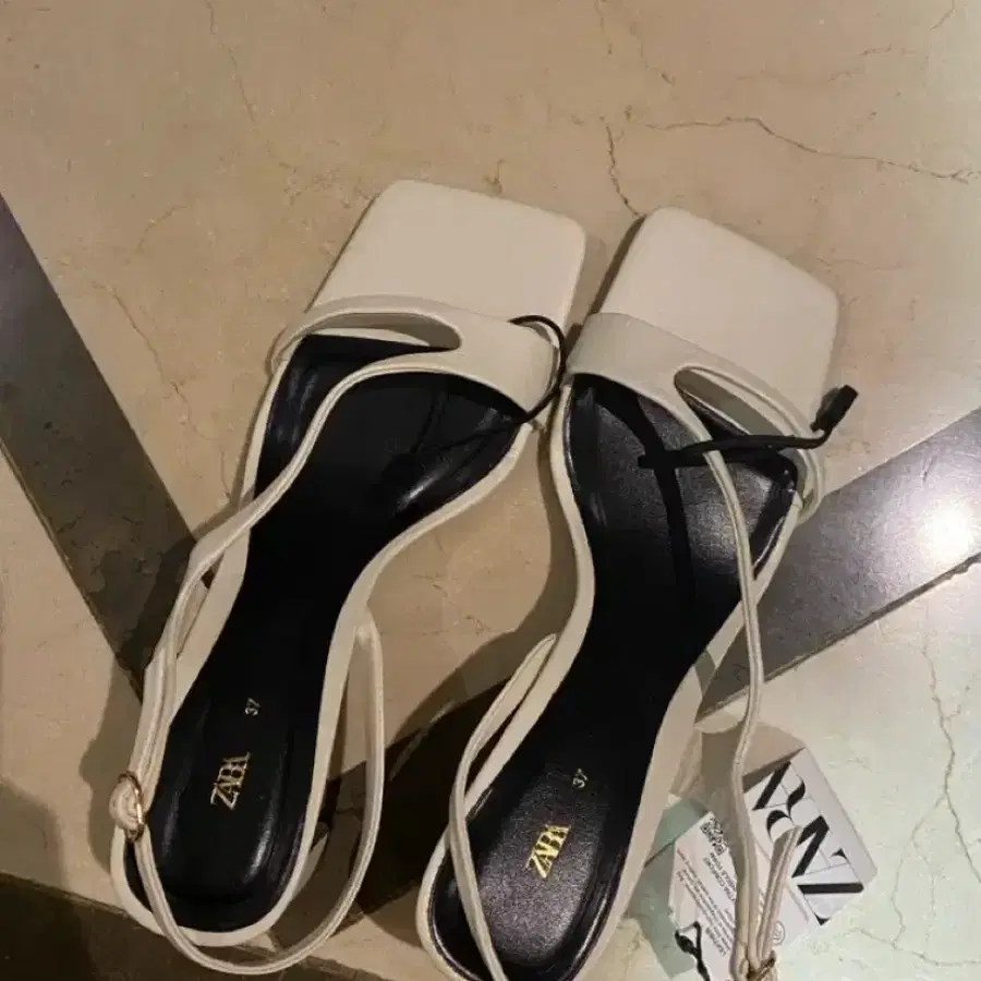 자라 여름 샌들 화이트