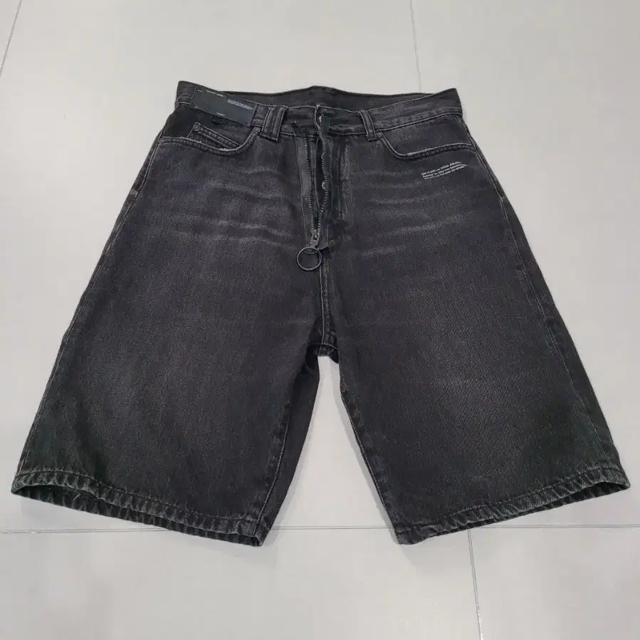 [오프화이트] 19S/S 지퍼 디테일 와이드 블랙 데님 반바지