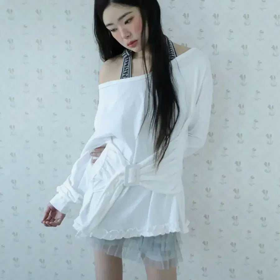 어글리쉐도우 버클 오프숄더 티셔츠(화이트)
