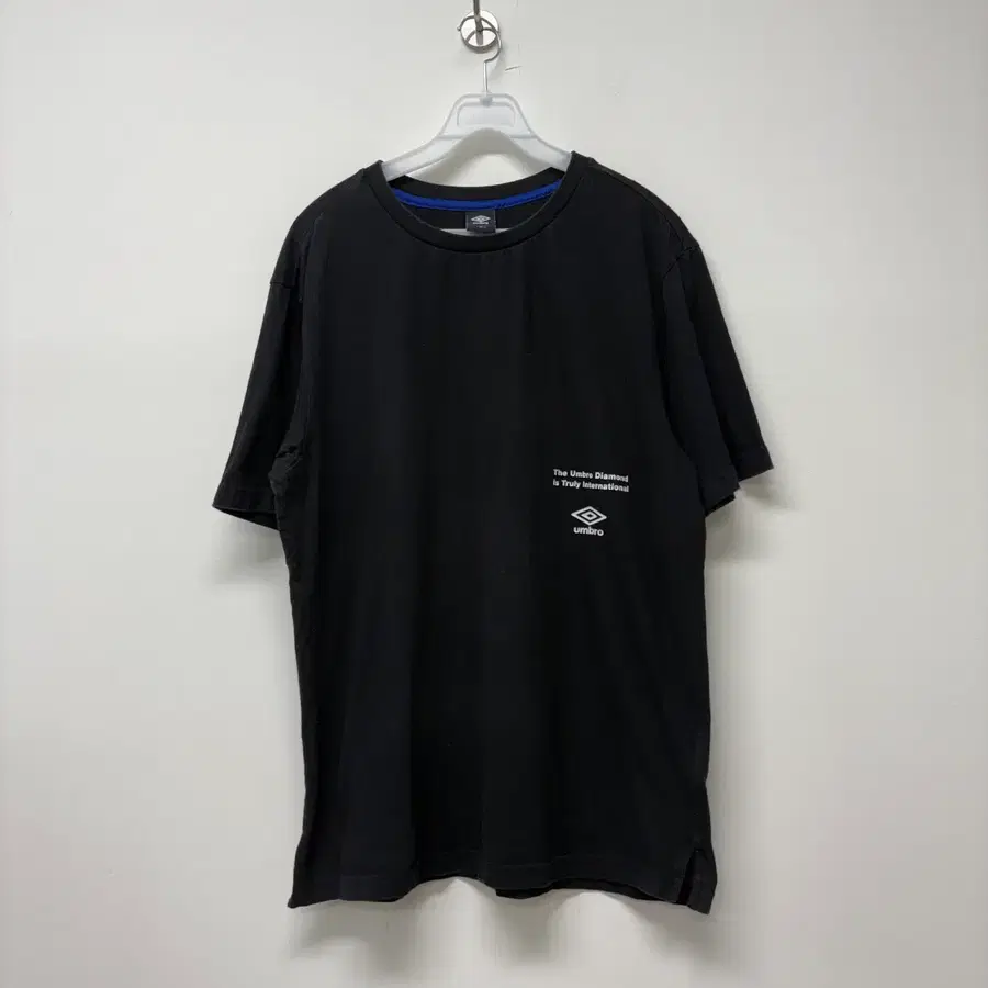 엄브로 블랙 반팔티