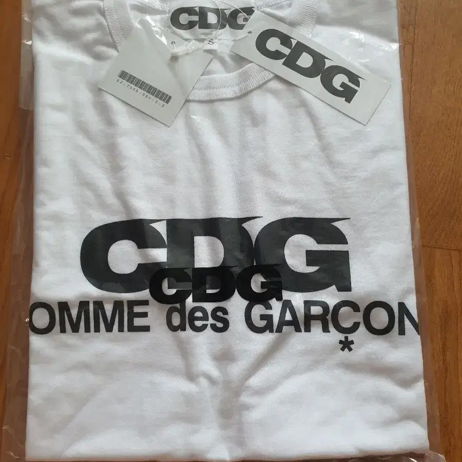CDG 꼼데가르송 반팔티 화이트s