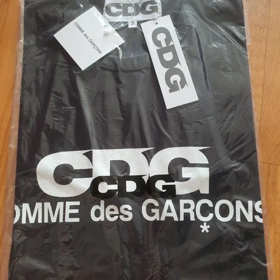 CDG 꼼데가르송 반팔티 블랙 S 사이즈