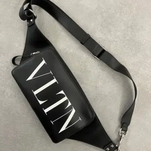 발렌티노 VLTN 힙색