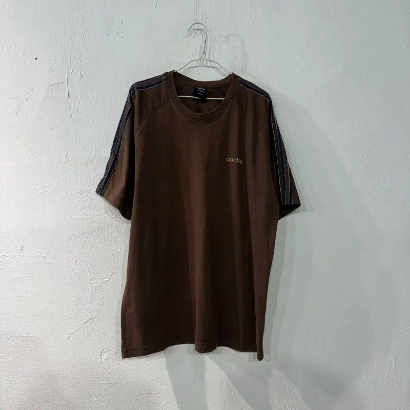아디다스 브라운 삼선 반팔티 110