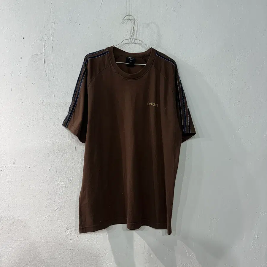 아디다스 브라운 삼선 반팔티 110